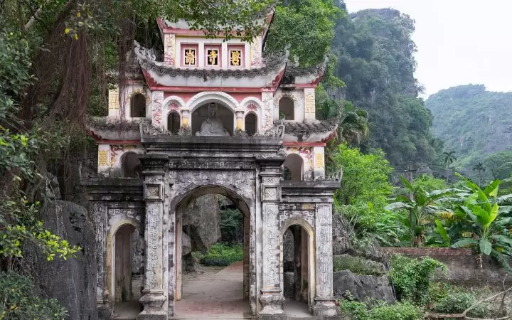 A beautiful decorated gate entrance to Bich Dong Pagoda