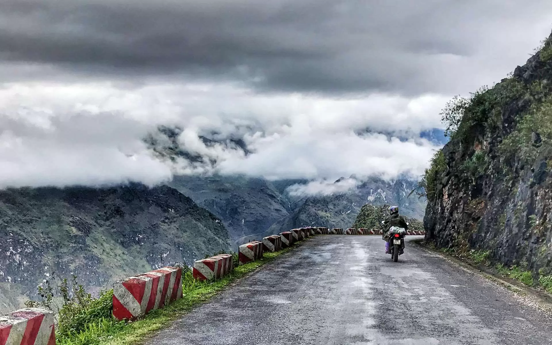 drive to Ma Pi Leng pass by motorbike