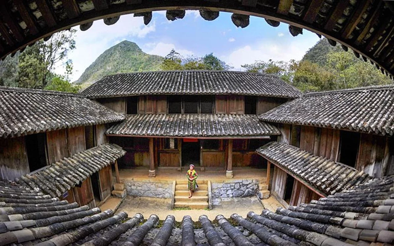 Vuong Mansion in Sa Phin village, the most luxurious house in the region