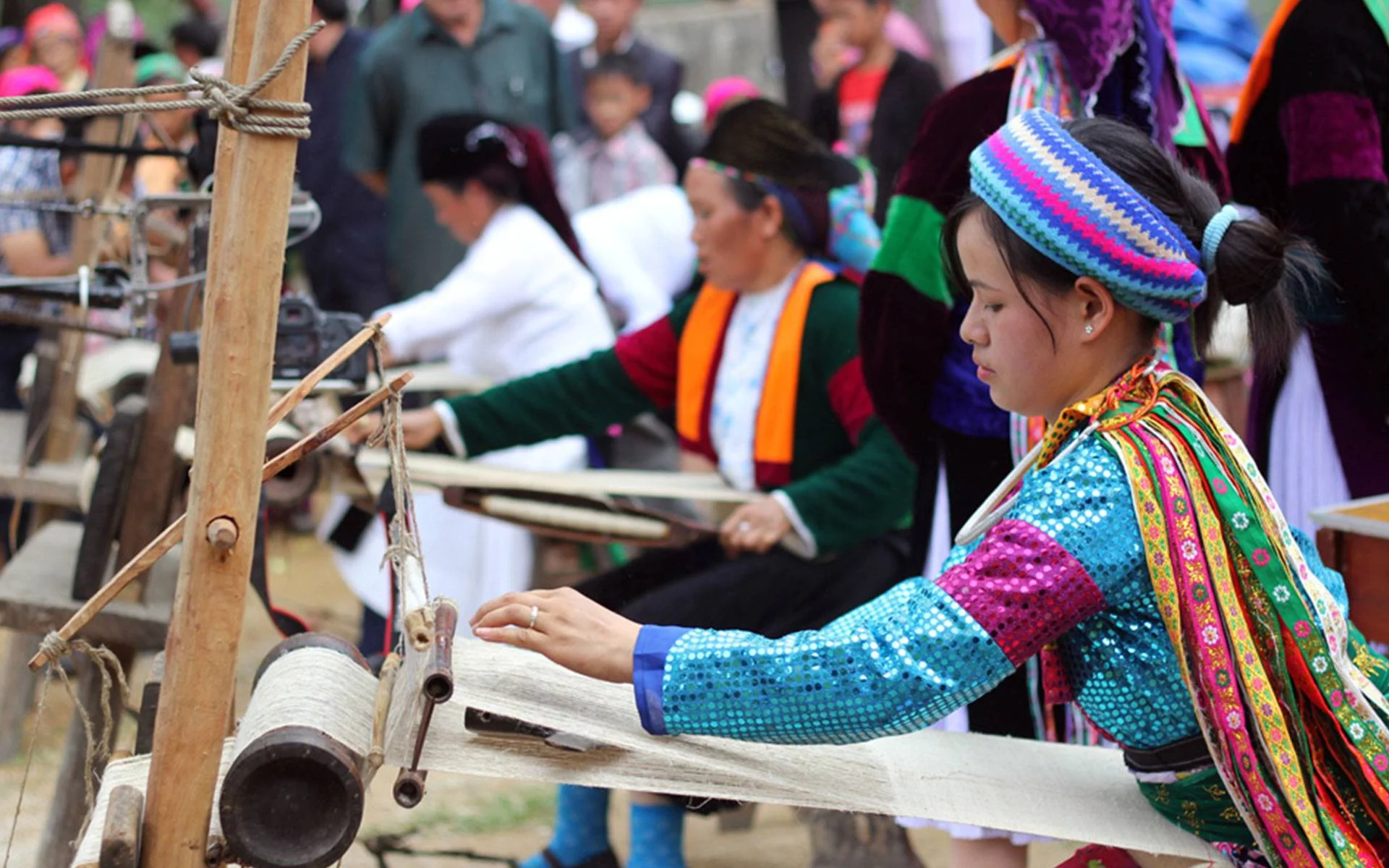 Mong girls participate in the linen weaving competition in Khau Vai Love Market