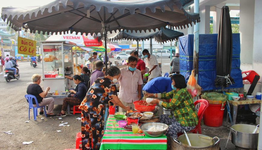 On a tour of Chau Doc, a Mekong Delta town bordering Cambodia and is home to spiritual sites in southern Vietnam, dont forget to visit Ms.Les fish noodle soup stall near Chau Doc Market, well-known for salted, dried seafood and fish sauce which are Mekong Delta specialties.The shop is located at a street corner and not many tourists know about it, but it has been popular with locals for decades.