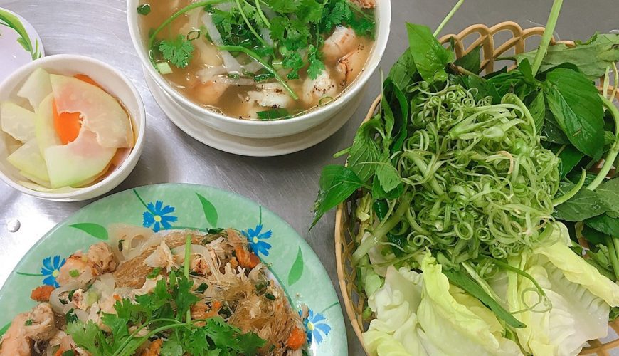 Crab noodle soup and sauteed crab noodles at the shop at  84 Dinh Tien Hoang Street, Ho Chi Minh. Photo by VnExpress/Vi Yen.