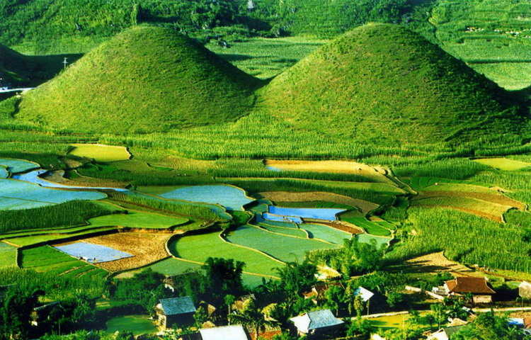 Twin Mountains (Nui Doi Quan Ba)