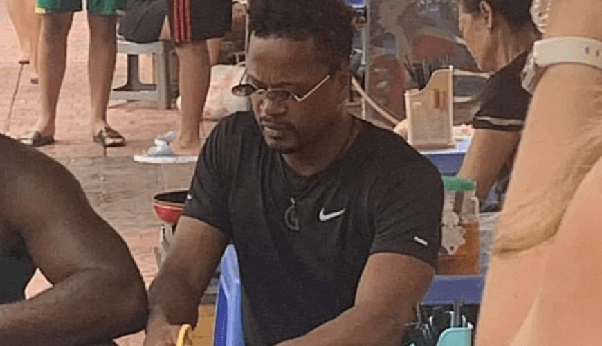 Patrice Evra tries cha ruoi (ragworm omelet) at a street-side stall in Hanoi, September 4 2022. Photo courtesy of his Instagram